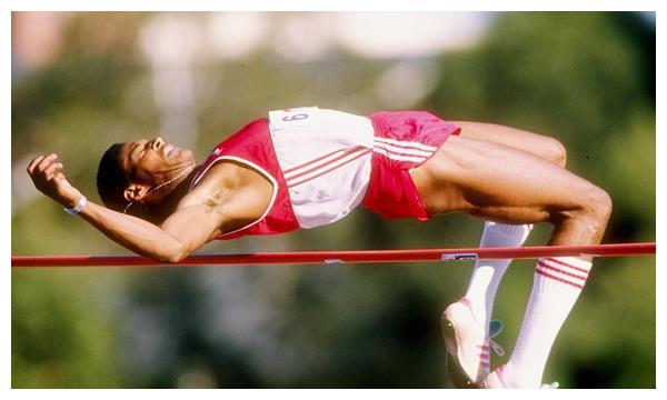 他创造跳高2米45极限,27年无人能破,8次排名世界第一比肩博尔特