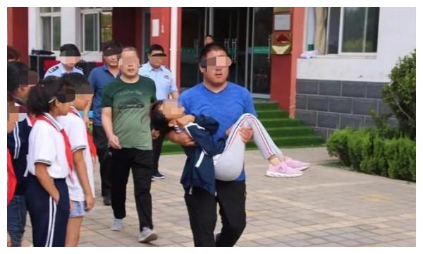 该网友后面还放了一张其他场合下抱晕倒小孩的照片进行对比,照片中