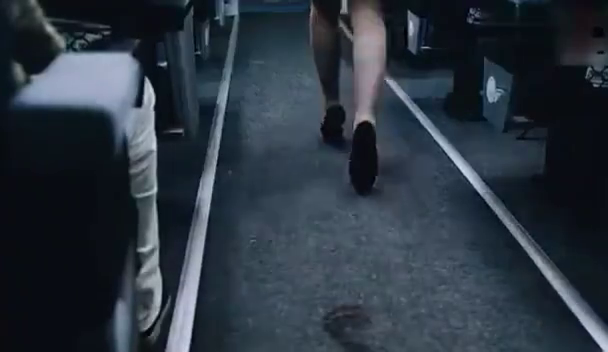 飞机上空姐走过竟留下脚印 小和尚看到告诉大家有鬼 竟没人相信