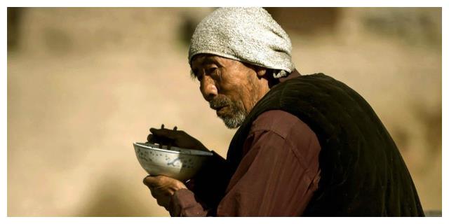 老母亲将20万遗产送邻居，儿子连夜赶回家，推开门后吓得瘫倒在地休闲区蓝鸢梦想 - Www.slyday.coM