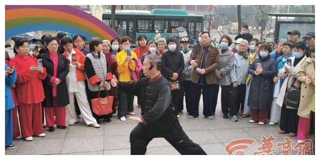 西安男子免费指导市民打拳30多年常有外省拳友慕名前来