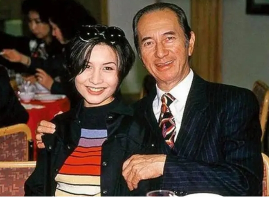 生前极受丈夫宠爱,5个子女在旁送终|蓝琼|何超琼|何鸿燊_新浪新闻