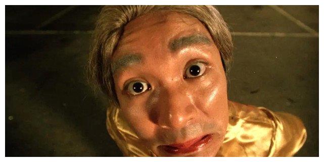 周星驰电影百变星君中手拿印章的黄婆婆到底是什么梗