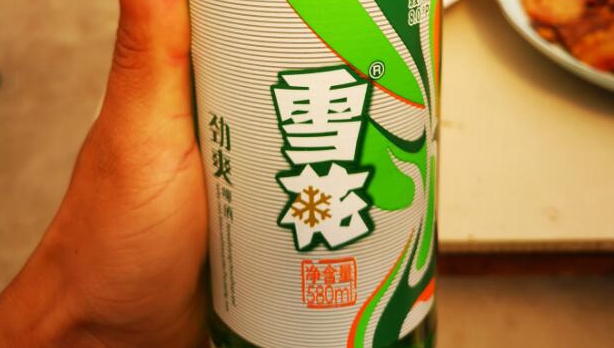 消费者投诉雪花啤酒瓶中有异物 客服电话无人接听__财经头条