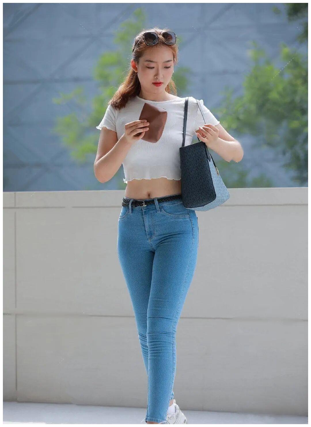 其实,像"水桶腰"的身材,我们在街头见过很多,但也并不是都像上一位