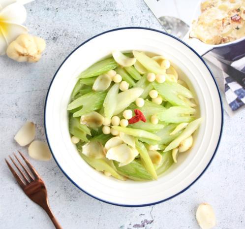 超简单的小超快,西芹百合炒鸡头米,润肺止咳益处多