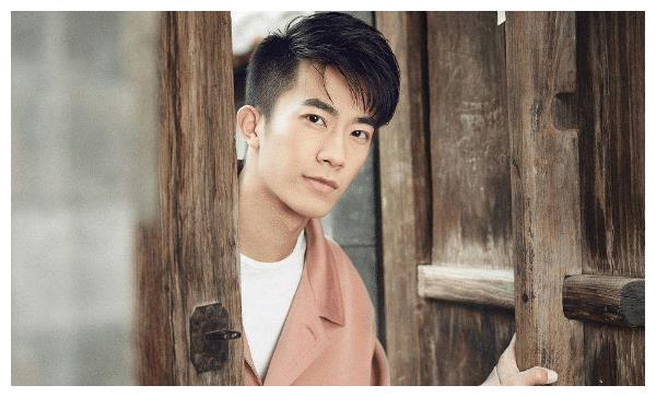 因饰演房家栋被骂上热搜,剧中的废柴弟弟,生活中