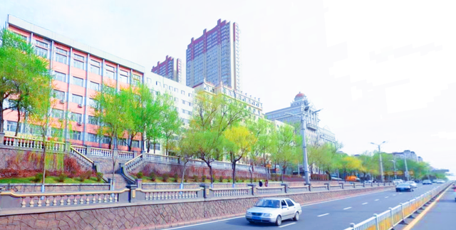 深圳经济总量相当于国内的一个中等省份（中国最大的省会，面积比25个深圳还要大，被誉为“东方小巴黎”！）中国大陆面积最小的省会城市，
