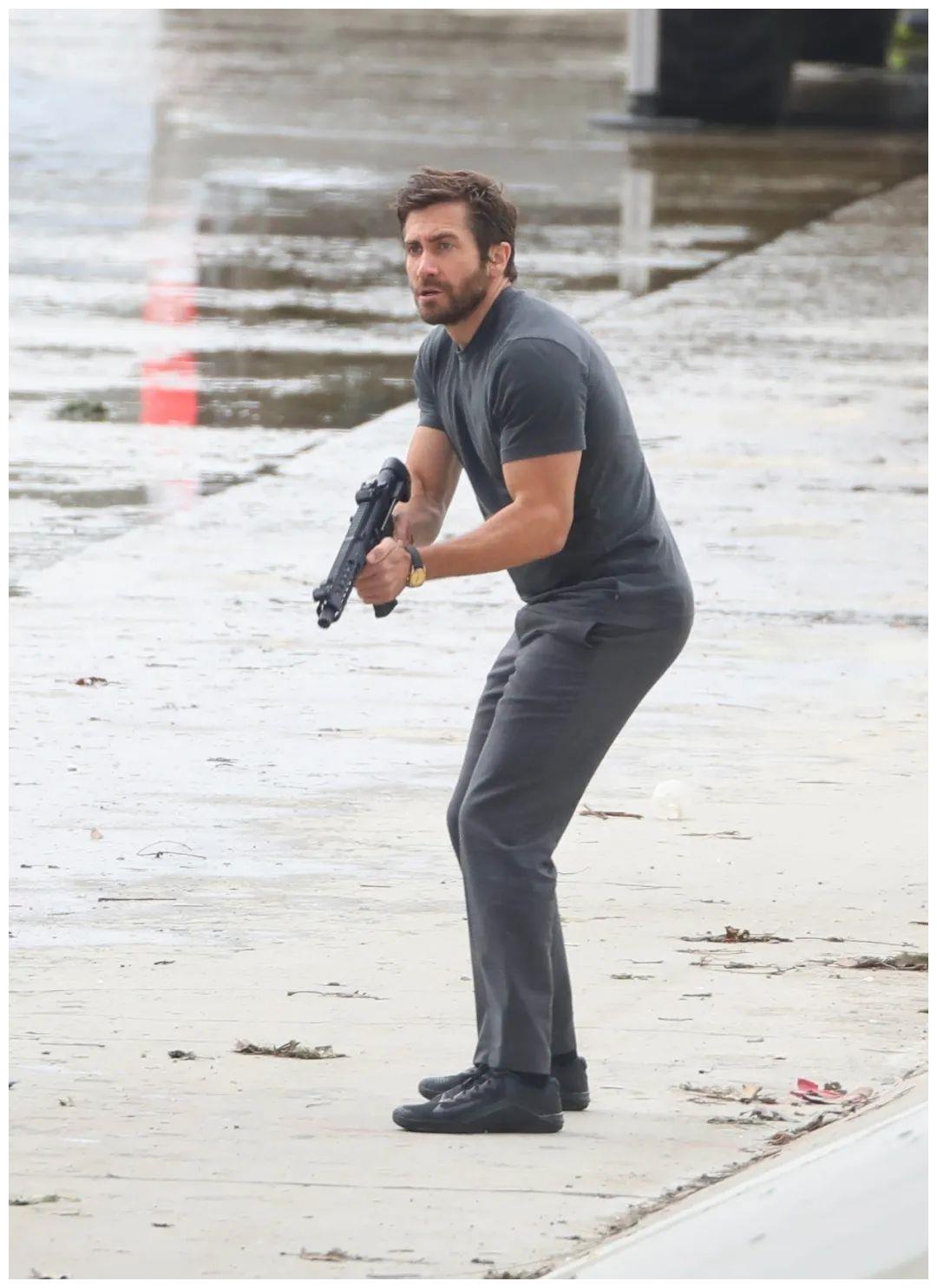 组图男星杰克吉伦哈尔杂志大片粉色型男可爱帅气