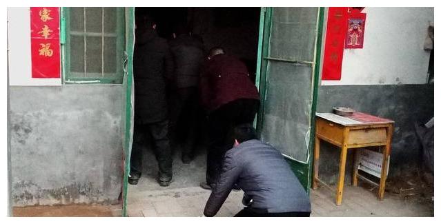 老母亲将20万遗产送邻居，儿子连夜赶回家，推开门后吓得瘫倒在地休闲区蓝鸢梦想 - Www.slyday.coM