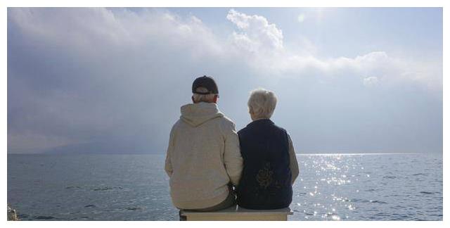 老母亲将20万遗产送邻居，儿子连夜赶回家，推开门后吓得瘫倒在地休闲区蓝鸢梦想 - Www.slyday.coM