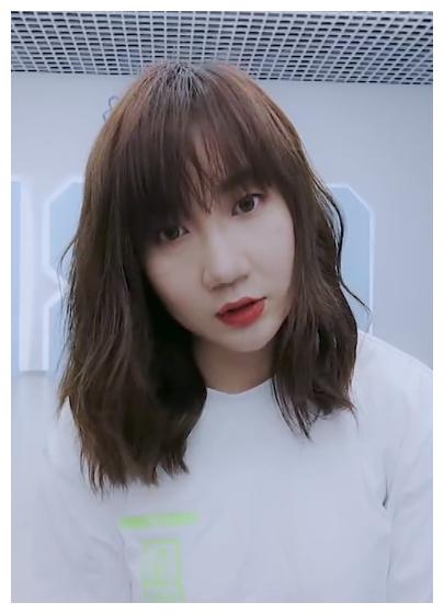 青你2的女版王源来了!对着镜头和粉丝近距离互动,差点吓坏观众