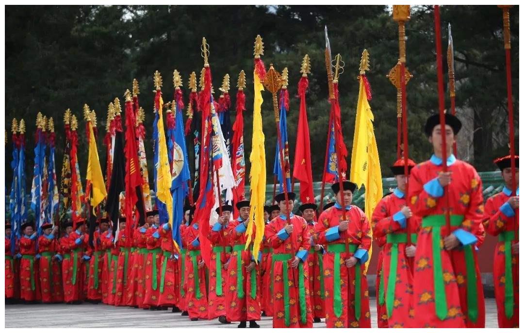 皇帝皇后出行时,陪同的太监宫女都要举着2个大扇子,有何作用?