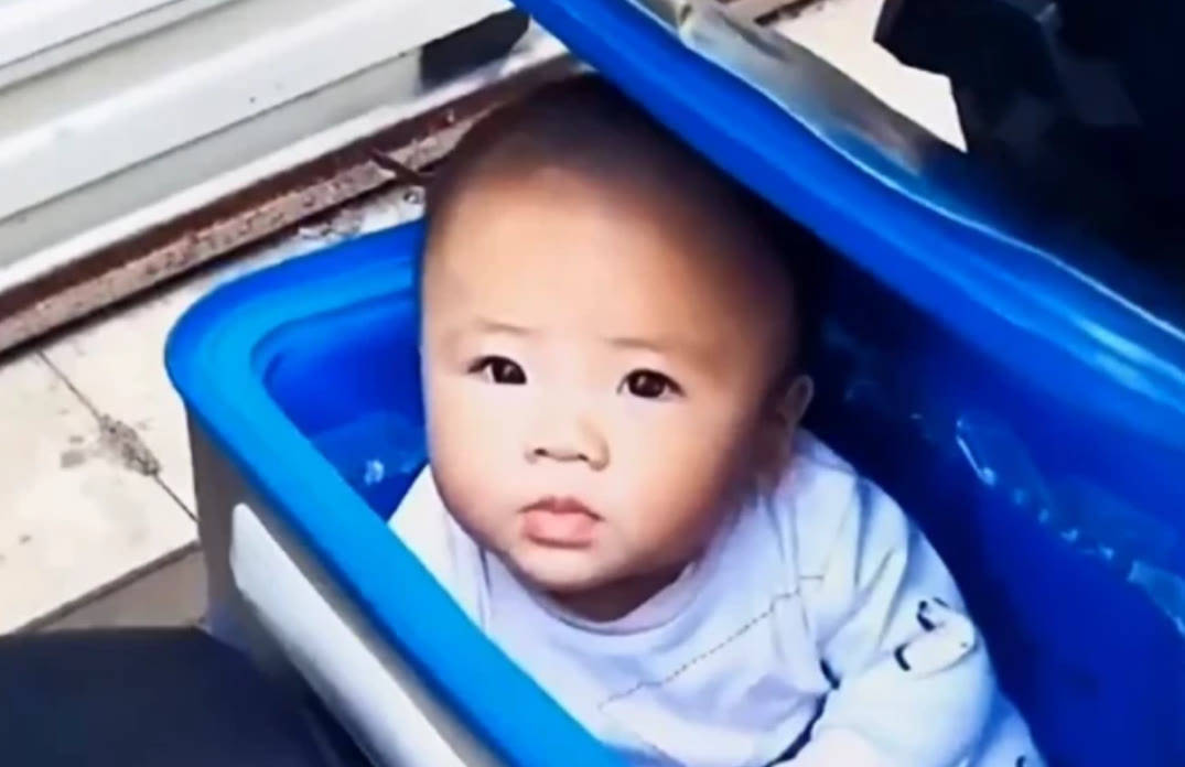 6个月宝宝跟父亲送外卖，住在“外卖箱”里，3年过去她咋样了？休闲区蓝鸢梦想 - Www.slyday.coM