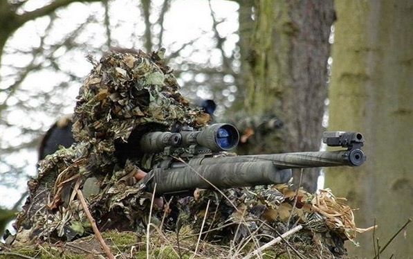 吃鸡中的神装备吉利服,现实中其实笨重又闷热!