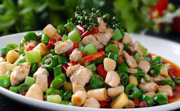 美食精选炸糖糕鲜椒鸡丁炝拌莴笋蒜香虾仁炒饭的做法