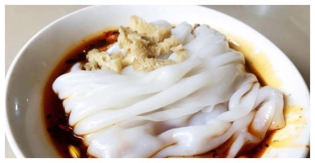 汉中镇巴镇上的这家小店,是面皮界的头牌,一碗只需4块钱,好吃