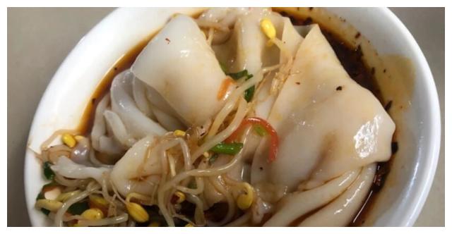 汉中镇巴镇上的这家小店,是面皮界的头牌,一碗只需4块钱,好吃