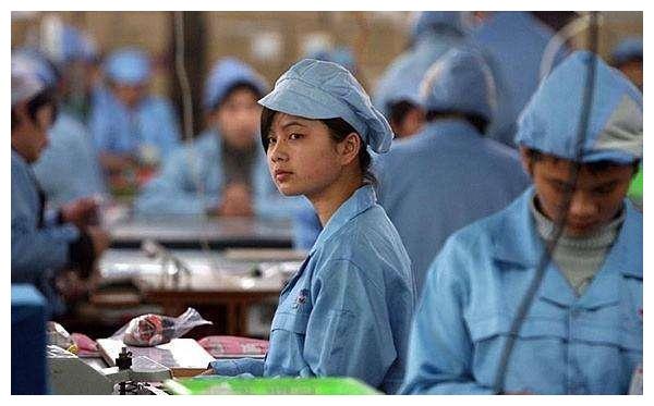 打工妹把10年的青春都献给了工厂,临走时说的话,让人落泪