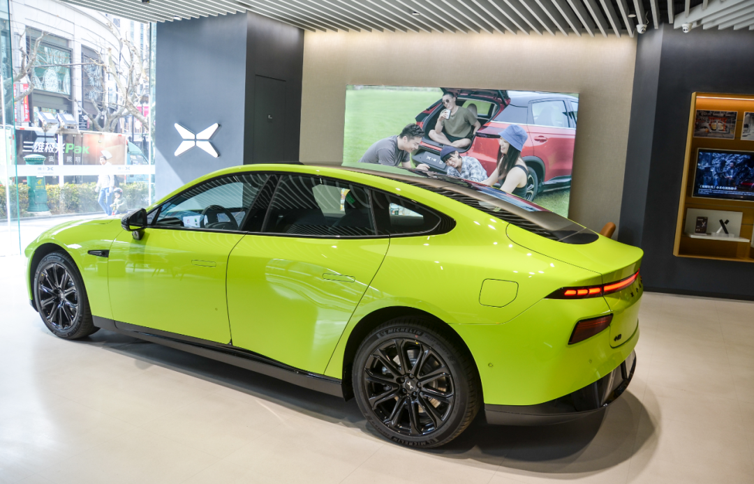 007探店:开门时你就是最靓的仔!到店实拍小鹏p7鹏翼版