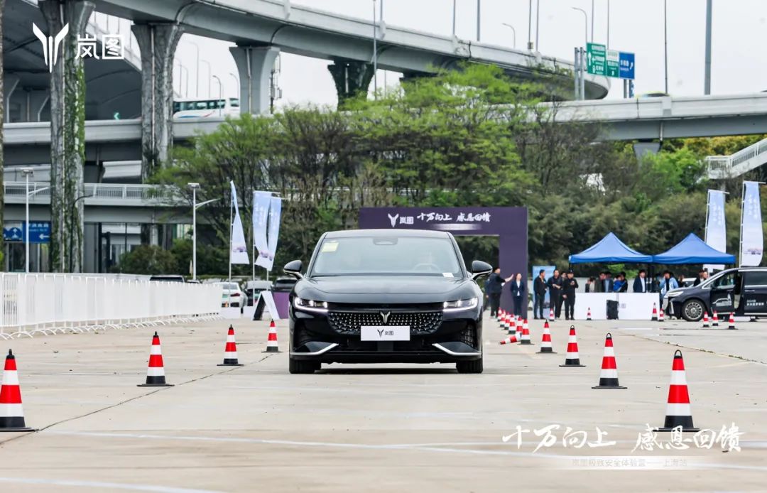 试驾岚图一路开挂的秘诀极致的安全