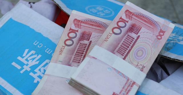 老板听了哈哈大笑拒绝收下钱,他说你是店里的优秀员工,这钱是给你的