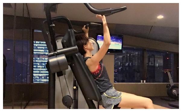 按照张晋对她的疼爱程度,肯定不可能是饿瘦的啦,基因或许是一方面,但