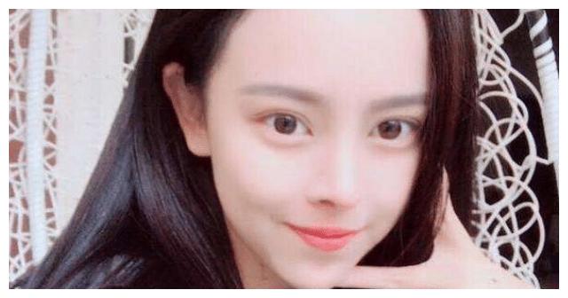 黄蕾小时候就是典型的瓜子脸,如今长大后也是一模一样,她的五官十分