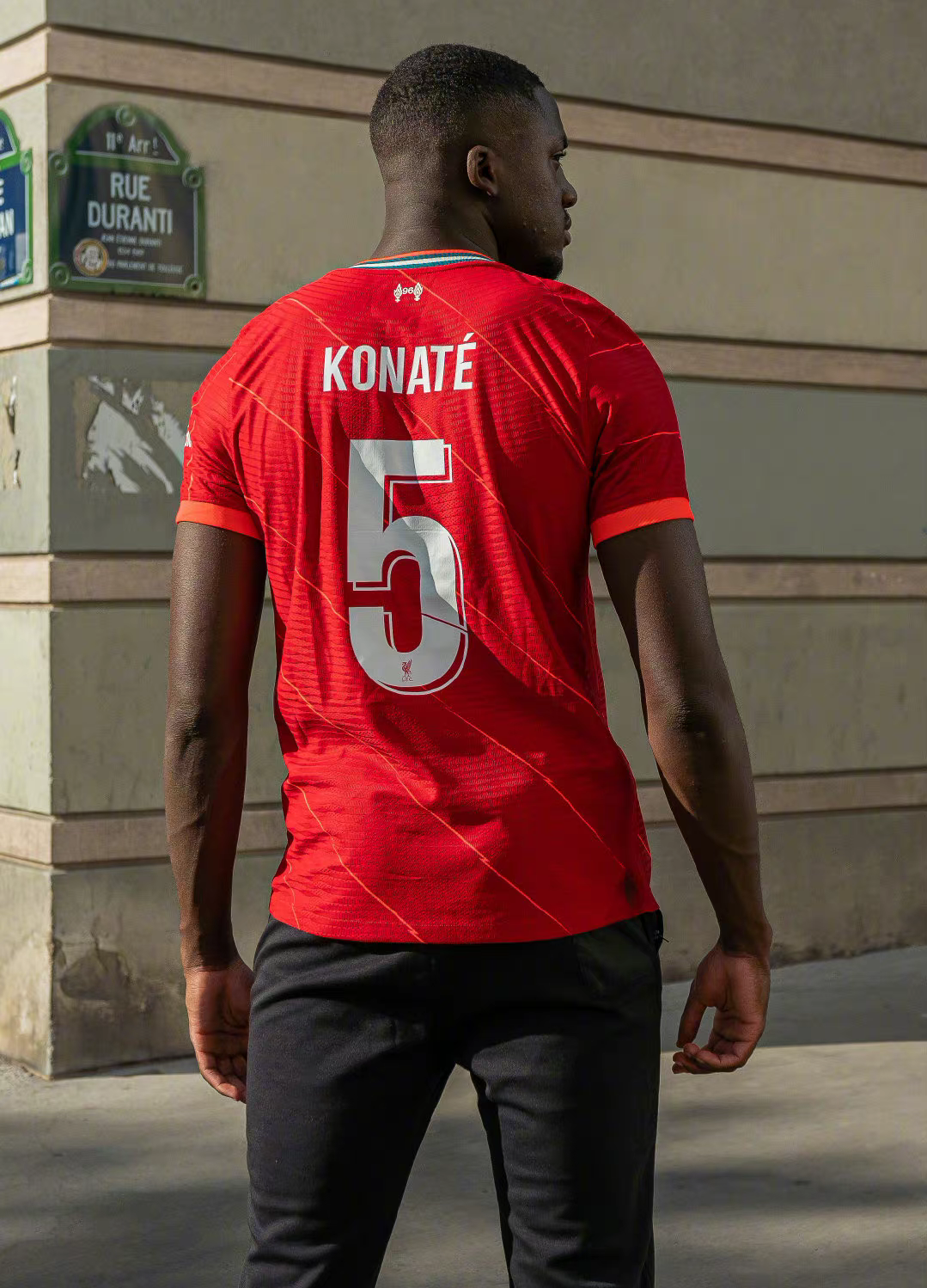 利物浦足球队官方晒出新赛季的主场球衣与客场球衣