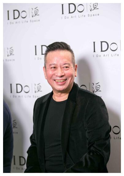 舒高已经44岁了,略施粉黛气色极好,再嫁大16岁老公,终获幸福