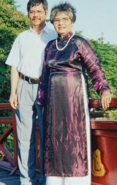 他被关进纳粹集中营，加入法国外籍兵团，在越南参与游击战争