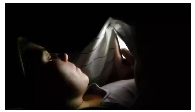 暗处看手机对眼睛危害 17fd-94ea2a4746ffa1179f2ddade796e10fa.jpg