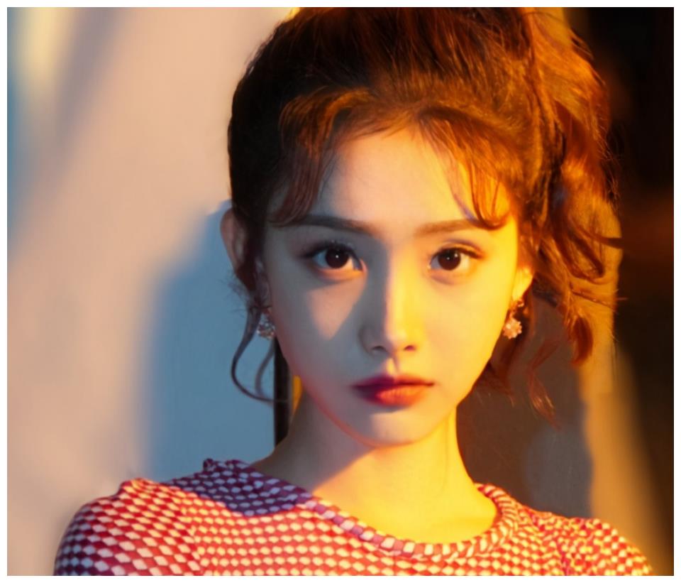 王嵛尽管是元气少女除了才貌双全她早已惊艳到了众人