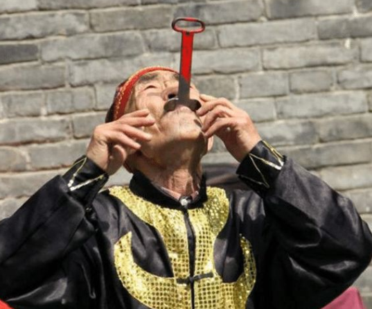 吞剑表演可不是下九流,科学家:胃镜发明离不开它