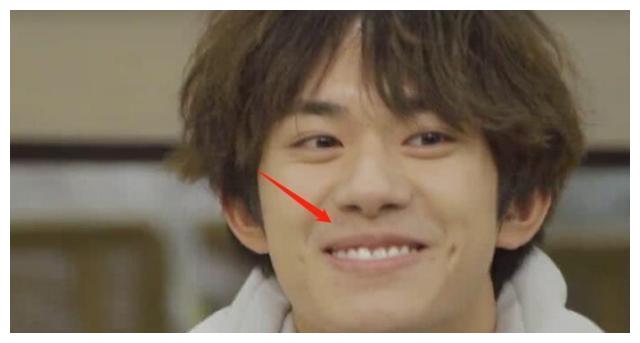 有一种"卸妆后"叫做易烊千玺,这在出生图下太明显了