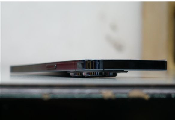 时讯：iPhone 14 Pro Max镜头太大，桌面放不稳，激凸严重？休闲区蓝鸢梦想 - Www.slyday.coM