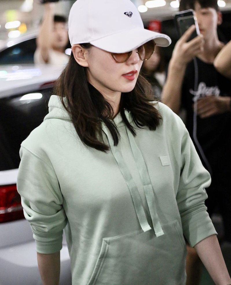 刘诗诗卫衣搭长裙清新甜美气质仍如少女,抿嘴浅笑甜化人心