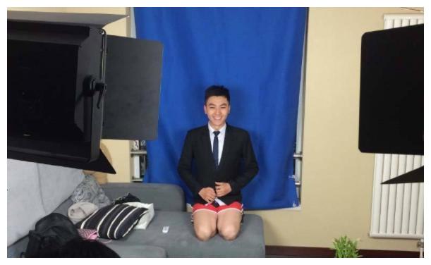 身穿短裤直播的央视主持人鲜有耳闻,不过李泽鹏当时只是《中国新闻》