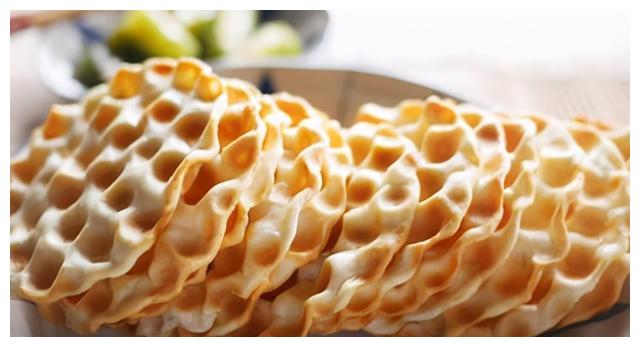 石头饼是中国非常传统的需要烙烤出来的食品,又被别人成为沙子馍,石子