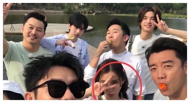 蔡徐坤可真是个憨憨,发春游照片忘记p图,意外暴露杨颖真实颜值
