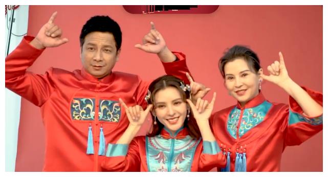 张予曦穿改良版旗袍美到极致与父母拍全家福妈妈颜值不输女儿