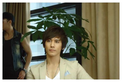 37岁张伦硕近况曝光,与继女尬舞画面成焦点,亲密互动似亲生父女