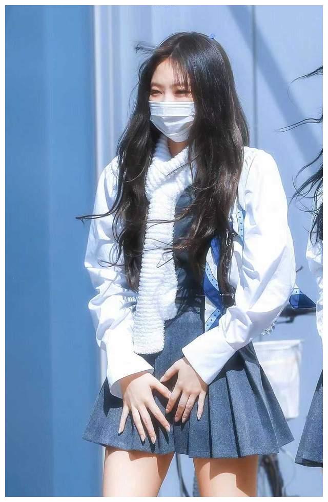 喜欢抢风头,言行举止都做作得要死,虞书欣都没她做作,不戴口罩就算了