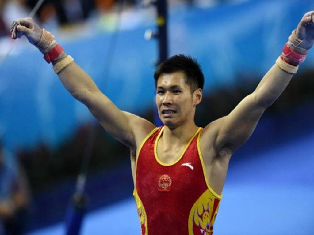 体操冠军隔着铁栏和妻子相聚,31岁仍不愿离开赛场|疫情|张成龙|铁栏