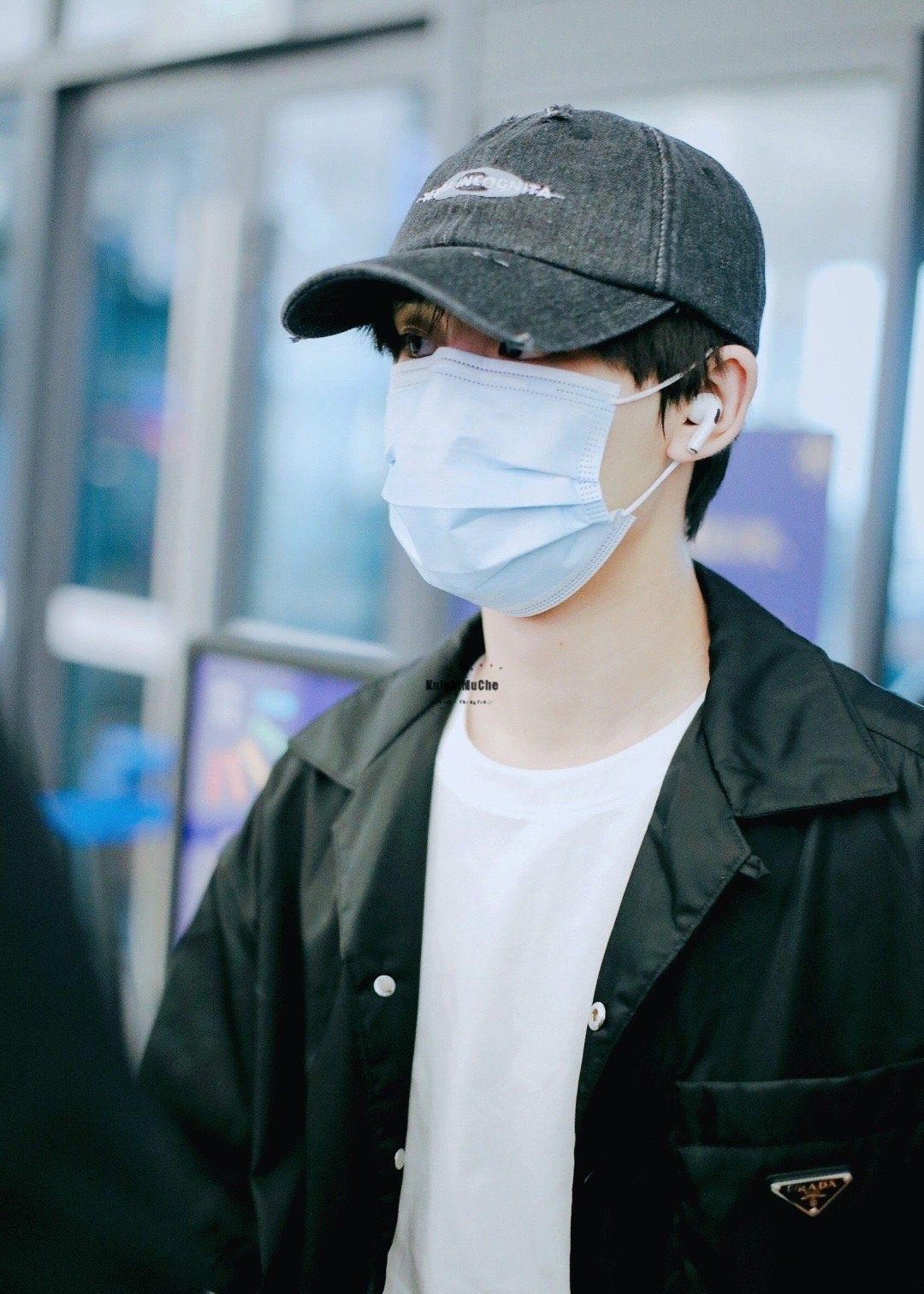 时代少年团丁程鑫机场时尚,鸭舌帽凸显个性_高清图集_新浪网