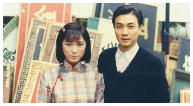 年轻时的刘松仁长相帅气,身边自然有很多追求者.