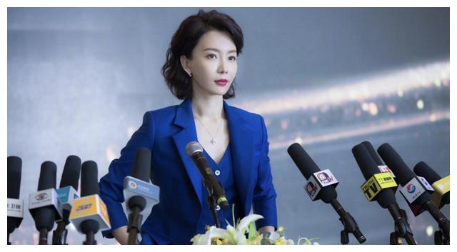 女主今夏去救人结果中了迷香,离谱的是她三两下就自曝了身份,电视剧硬