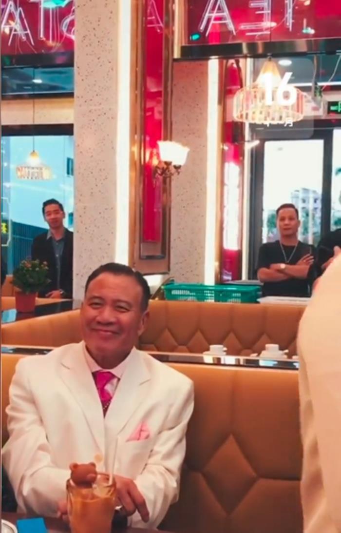 64岁万梓良现身酒吧喝大了双眼迷离脸通红引起网友热议