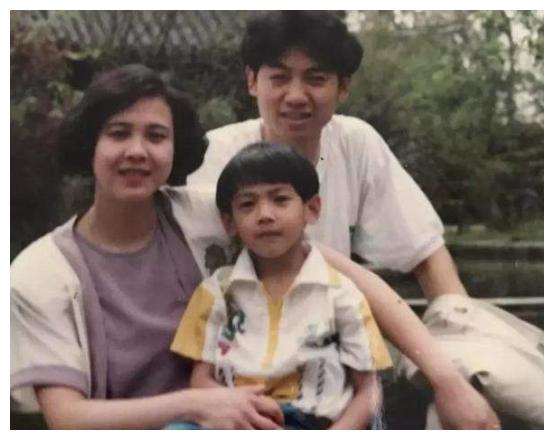 肖战爸爸帅,鹿晗爸爸有钱,看到罗云熙爸爸:想嫁