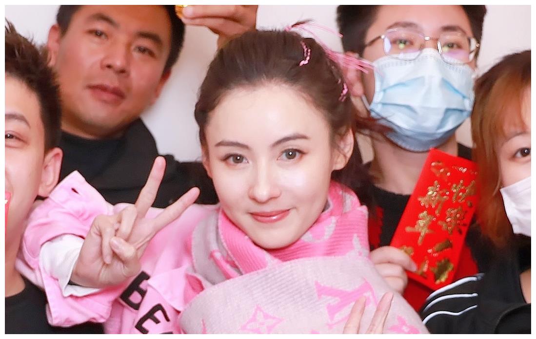 张柏芝小腹突出被疑怀4胎本人作出否认回应称只是老了而已